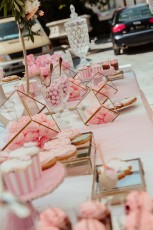 τραπέζι στολισμένο σε  ροζ αποχρώσεις