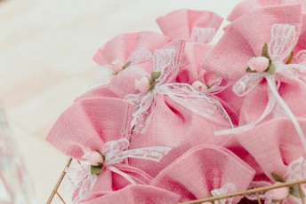 Μπομπονιέρα ροζ  πουγγί με τριανταφυλλάκι ροζ  1,3