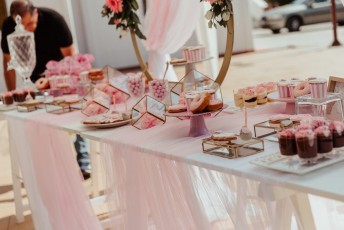 Ρομαντικός στολισμός σε ροζ και λευκό με δαντέλες τούλι και πανέμορφα λουλούδια