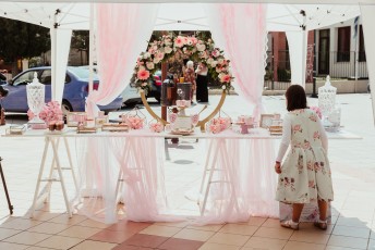 Τραπέζι στολισμένο ροζ