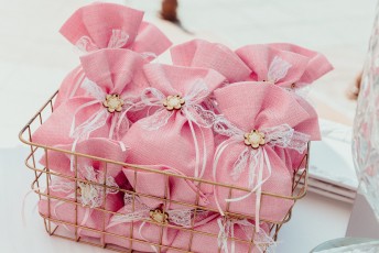 Μπομπονιέρα πουγγί ροζ με ξύλινα λουλουδάκια 1,4
