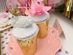 Cup cake με κύκνο και λουλούδι