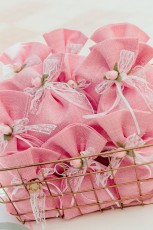 Μπομπονιέρα σε ροζ πουγκί με λουλουδάκι και 5 κουφέτα 1,3