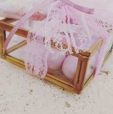 Μπομπονιέρα χρυσό κουτάκι με  κουφέτα ροζ πέρλες Χατζηγιαννάκη ,δαντέλες και floral προσκλητήριο σε ριζόχαρτο