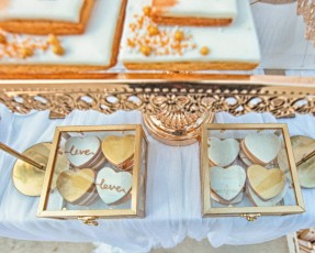 Μπισκότα καρδιές σε χρυσό και λευκό χρώμα με το λογότυπο love