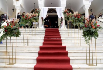 Red carpet for christmas wedding