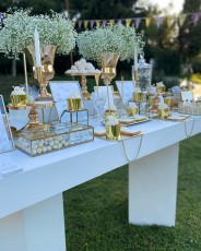 Γάμος σε λευκό και ρυσό με γυψοφύλλη και συνθέσεις λουλουδιών σε χρυσούς αμφορεις