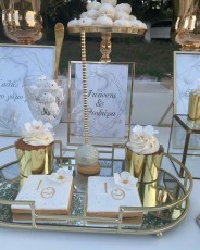 Γάμος σε λευκό και ρυσό με γυψοφύλλη και συνθέσεις λουλουδιών σε χρυσούς αμφορεις
