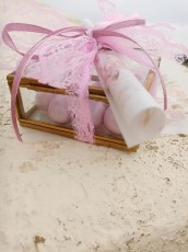 Μπομπονιέρα σε χρυσό κουτάκι με ροζ πέρλες Χατζηγιαννάκη και προσκλητηριο σε floral