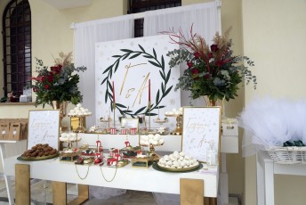 Τραπέζι με συνθέσεις λουλουδιών γλυκά ολα Χριστουγεννιάτικα