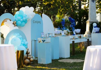 Στολισμός με γιρλάντες μπαλόνιων και τραπέζι με μπλε ορτανσίες